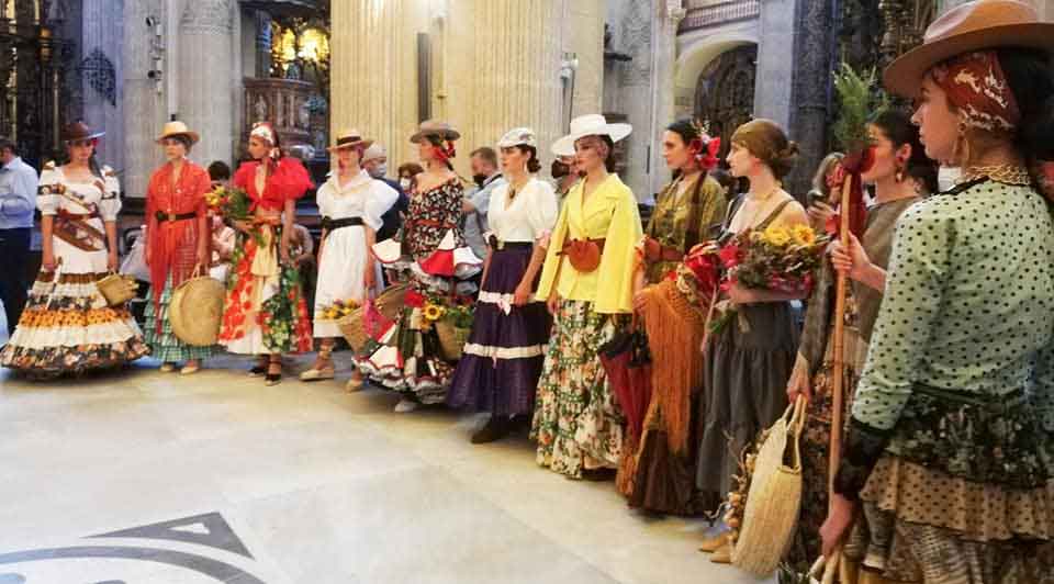 Diseño, Moda y Belleza - 'Del Salvador al Rocío' nueva performance en  Sevilla de la asociación de moda flamenca QLAMENCO para dar homenaje al  Camino 2021y al estilo rociero.