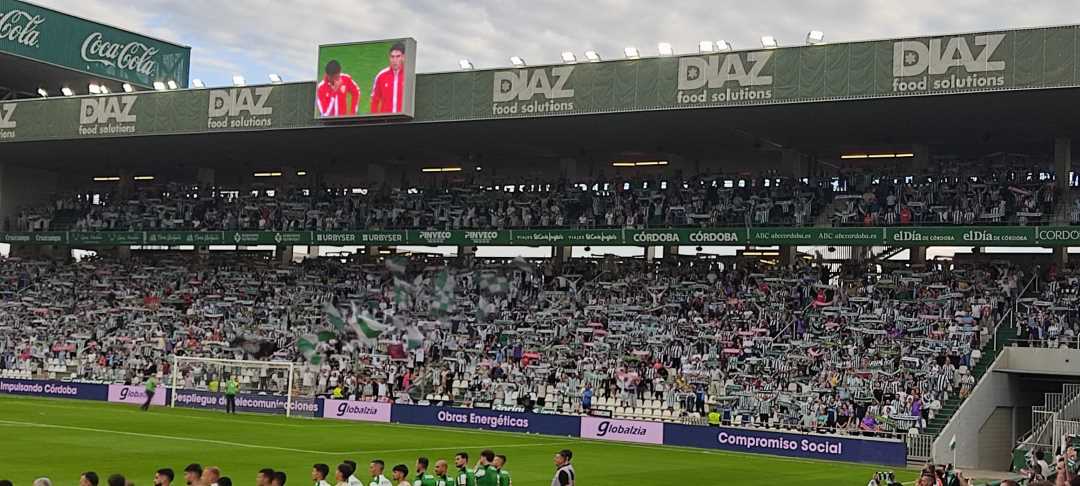 Estadio del Córdoba, en la parte superior, pantalla del campo. Público en la grada.