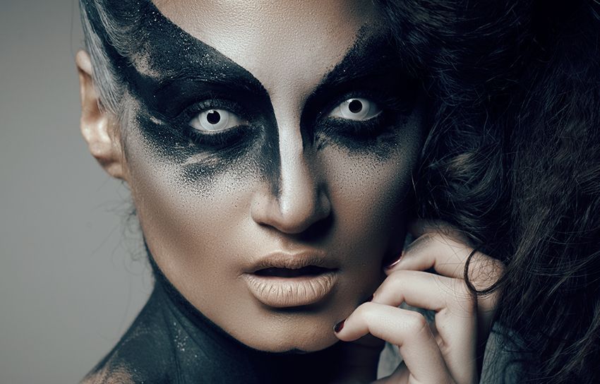 Modelo con maquillaje de halloween y lentes de contacto