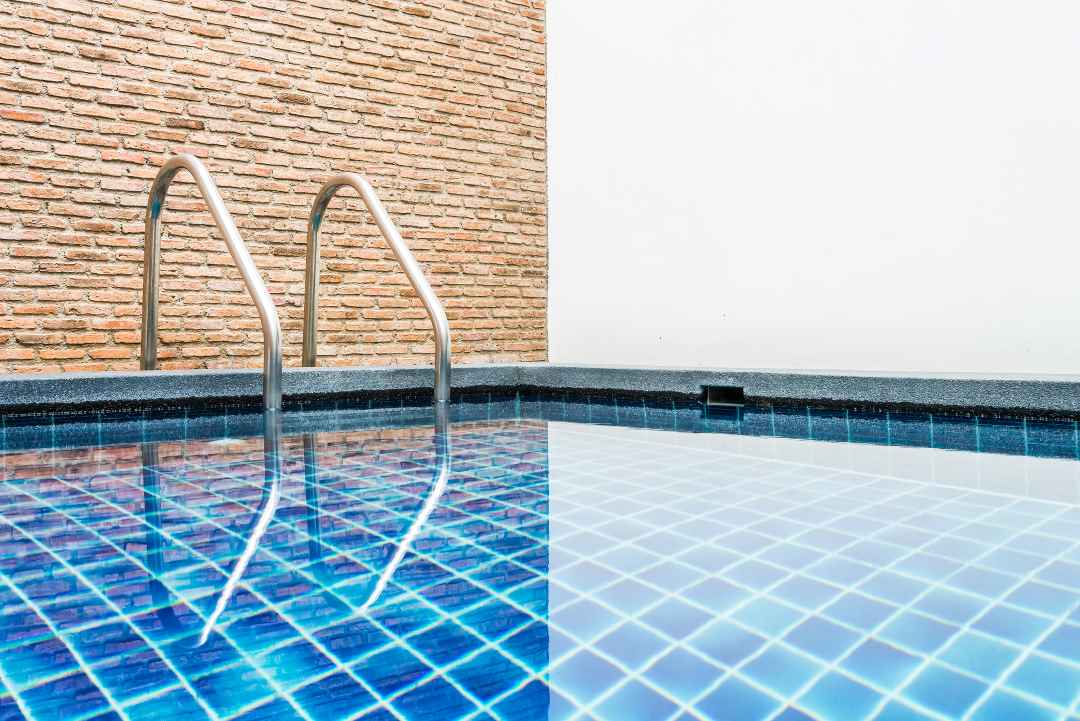 Piscina privada con escalera para salir/entrar en la misma