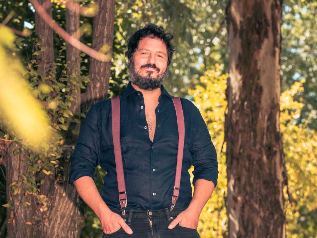 El kanka. Tras él, un bosque