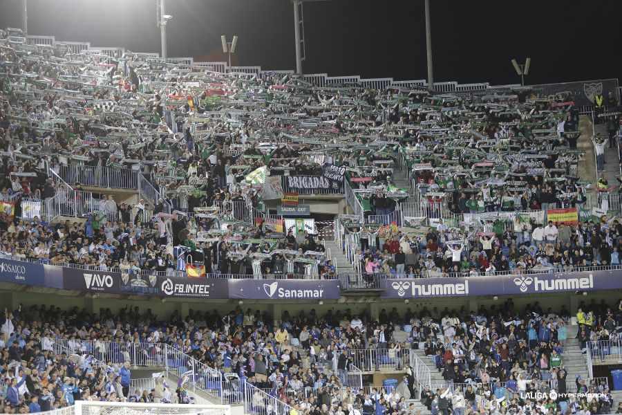 Grada del campo del Malaga CF. Afición cordobesa.
