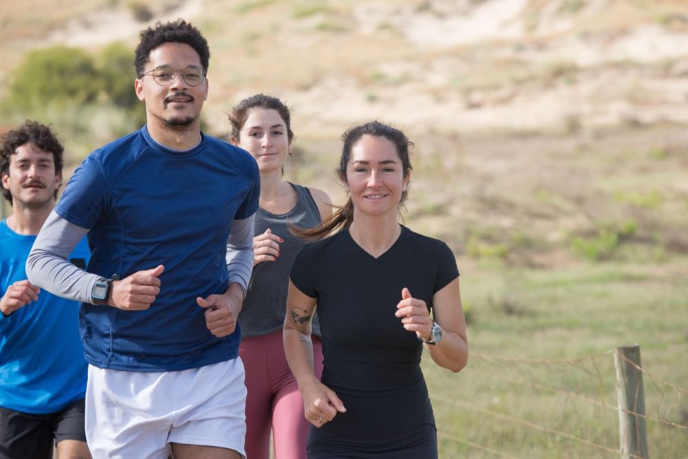 Grupo de Generación Z haciendo deporte, bienestar generación Z