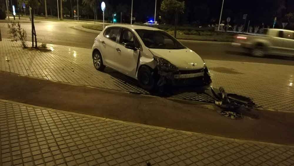 La Policía Local impone una sanción penal por alcoholemia al conductor de un vehículo que se estrelló anoche en la Avenida de Manolete
