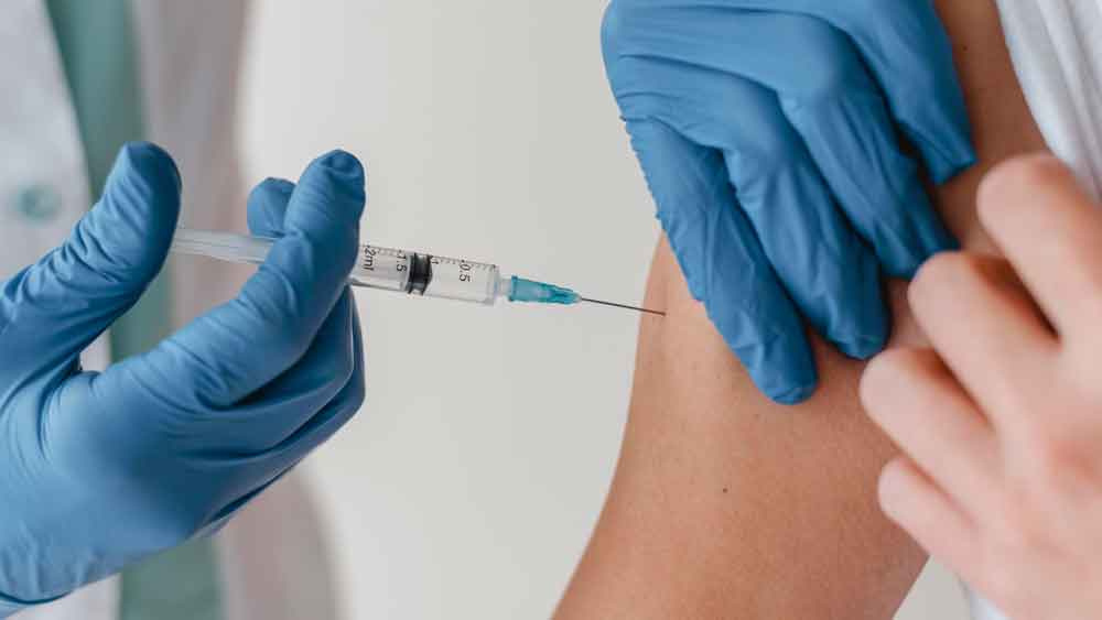 España: Ya ha sido vacunada el 70% de la población.