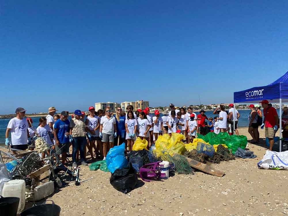 Huelva: El Ayuntamiento agradece la labor del equipo de voluntarios que hoy han llevado a cabo una jornada de limpieza de la costa