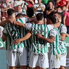 Los jugadores del Córdoba CF celebran la consecución de un gol.