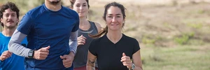 Grupo de Generación Z haciendo deporte, bienestar generación Z