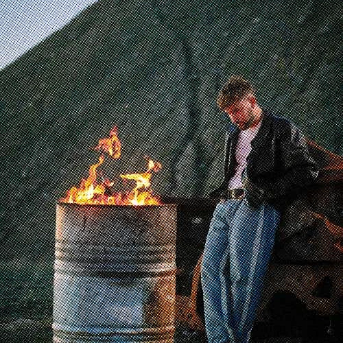 dani fernandez frene a un fuego en un tonel de lata