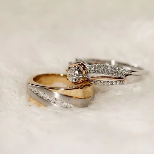 Dos alianzas sobre una manta de pelo