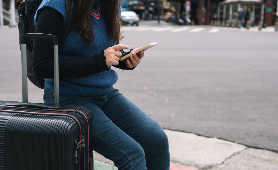 Prepara tu móvil para las vacaciones de verano: ¿Qué hacer para evitar sustos en la factura del móvil si viajo al extranjero?