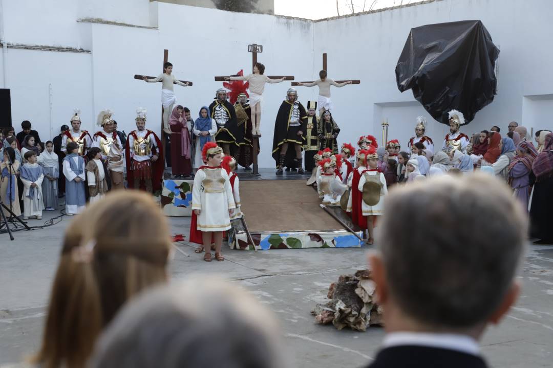 Cabra acoge la representación de ‘La Pasión’, escenificada por escolares del Colegio San José y respaldada por la Diputación