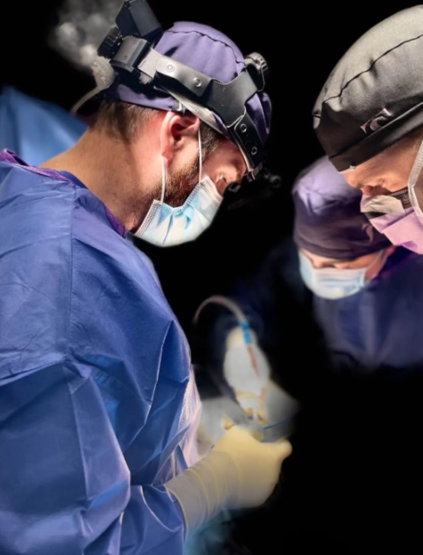 Varios medicos en una operación