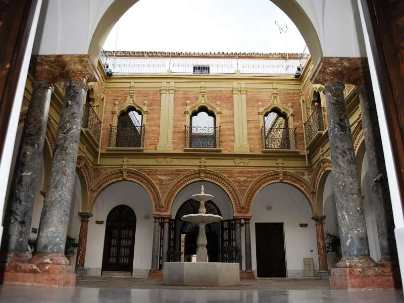 Diputación de Córdoba impulsa a los ayuntamientos con un récord de fondos Patio del Palacio de los Condes de Santa Ana Lucena