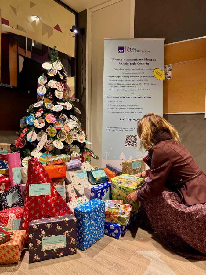 Mujer ante el Árbol de Navidad Regalos Solidarios AXA