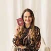Mujer mostrando su pasaporte