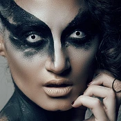 Modelo con maquillaje de halloween y lentes de contacto