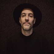 Portada El Caminante, Autorreferencia