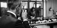 Sumiller oliendo el corcho de la botella